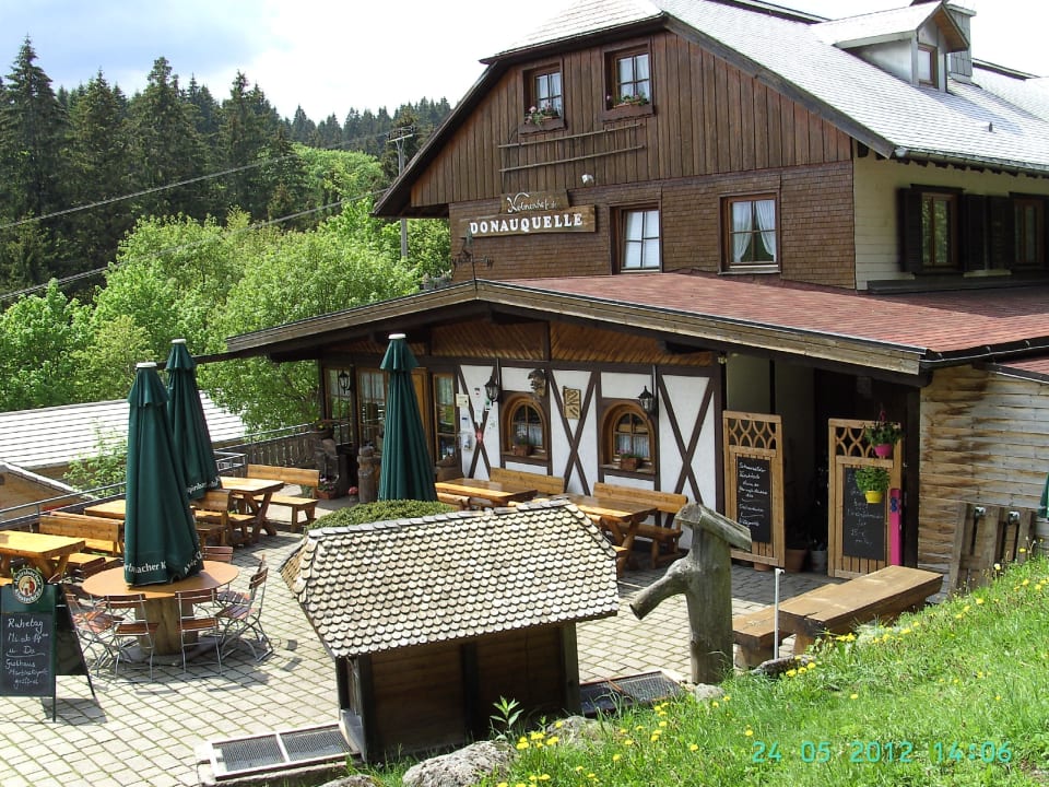 Von der Strasse aus Gasthaus Kolmenhof an der Donauquelle