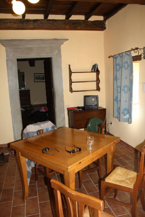 Esstisch und TV Villa Grassina