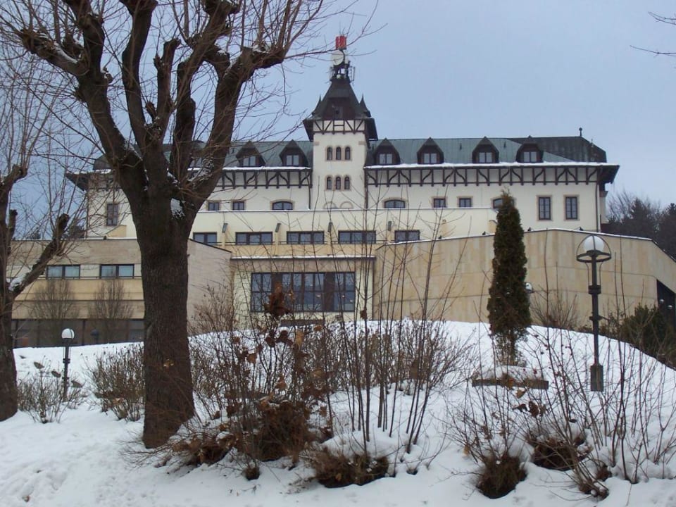 Von der Zufahrtsstraße aus Chateau Monty Spa Resort