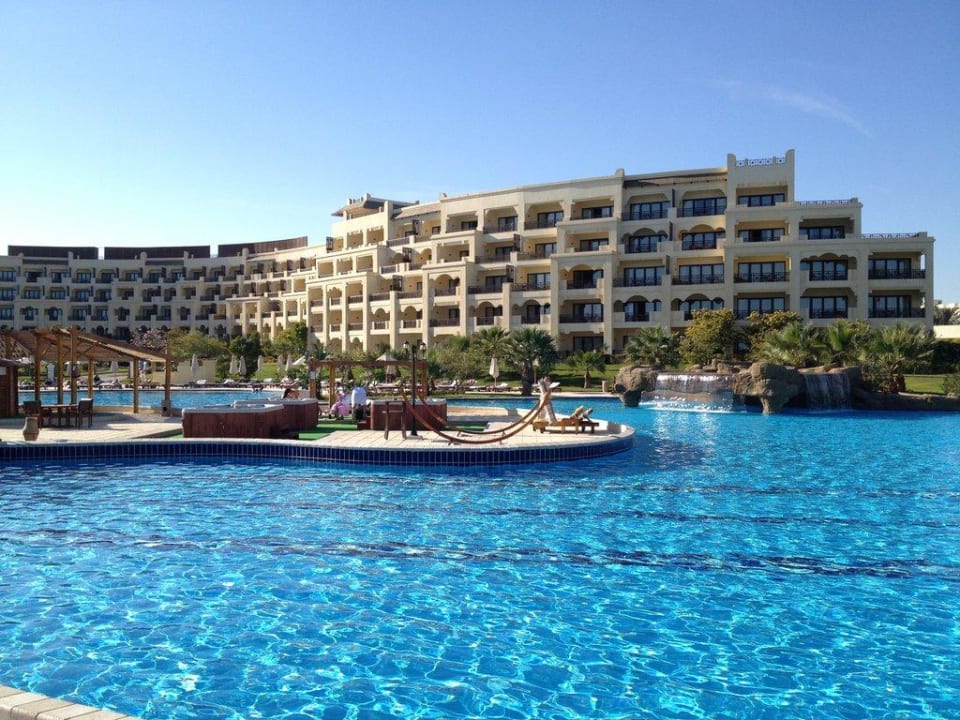 Unbeheizter Pool mit Hotel Steigenberger ALDAU Beach Hotel