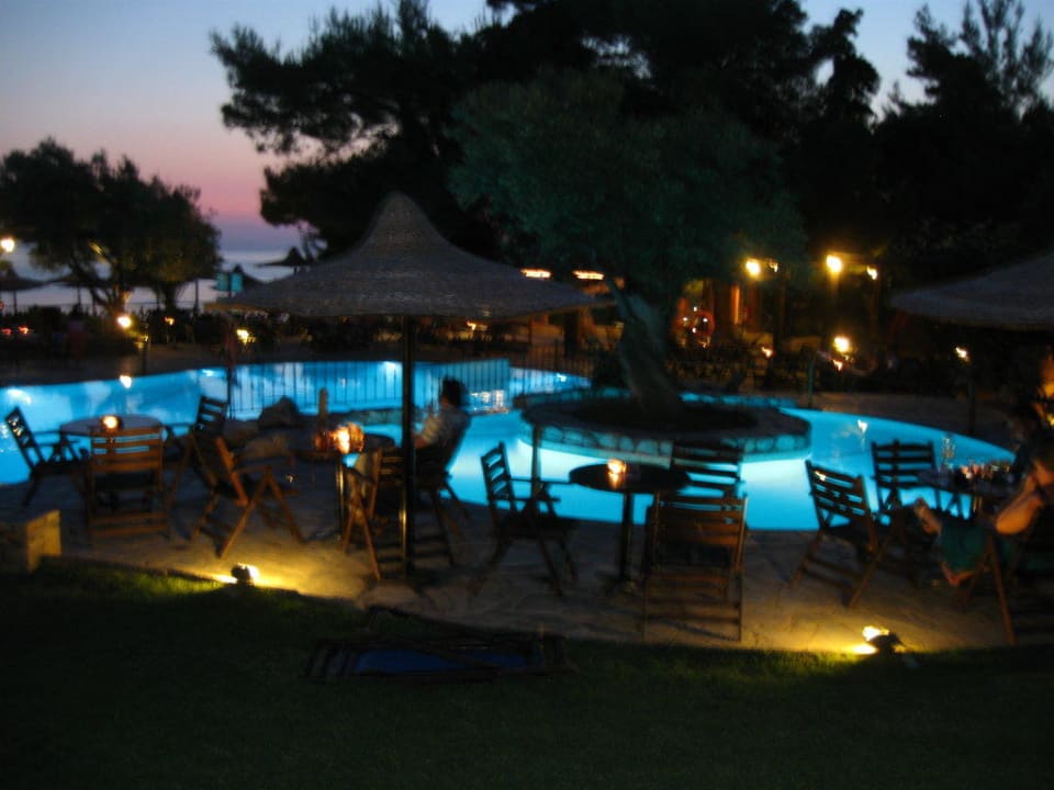 Pool am Abend Anthemus Sea Beach Hotel & Spa