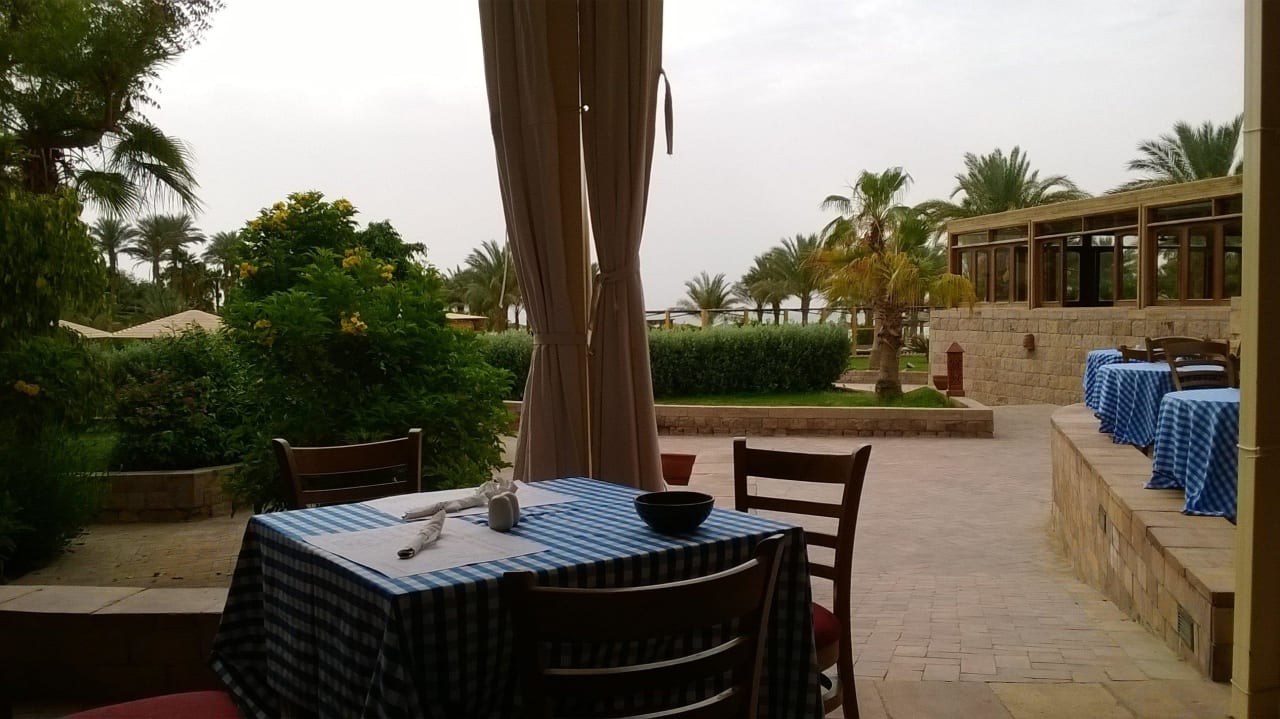 Výhled z otevřené části restaurace do zahrady Fort Arabesque Resort, Spa & Villas