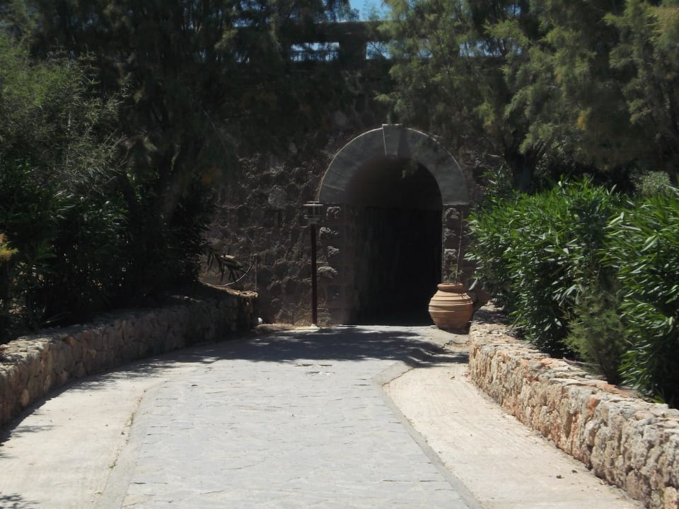 Tunnelzugang zwischen Strand&Hotel alltoura Club Hotel Kiotari Miraluna