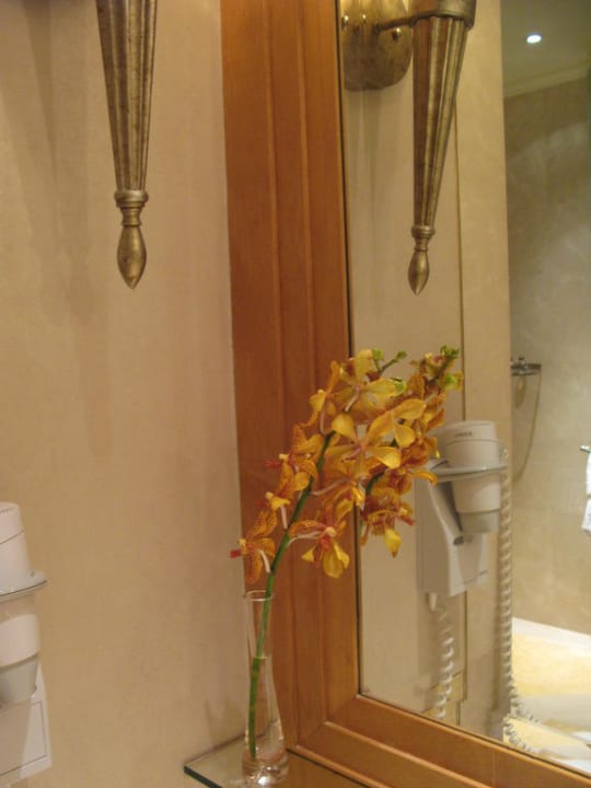 Orchidee auf dem Wannenrand Emirates Palace Mandarin Oriental