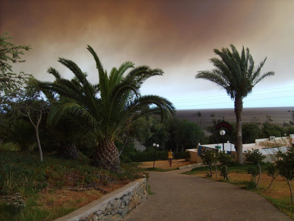 Weg zum Strand mit dunkelm Himmel wegen Waldbrand Rodos Princess Beach Hotel & Spa