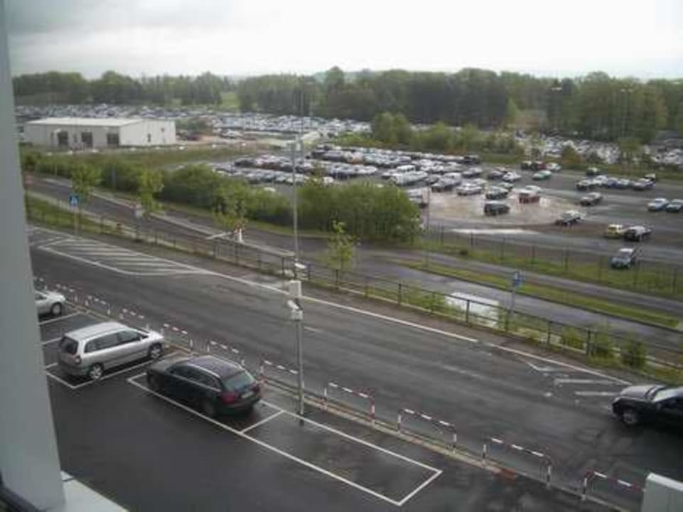 Вид из окна. B&B Hotel Frankfurt-Hahn Airport