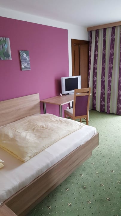 Einbettzimmer mit DU/WC,Telefon, TV und Südbalkon Pension Gstrein