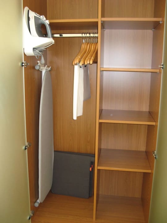Kleiderschrank mit Bügeleisen/-brett Hampton by Hilton Berlin City West