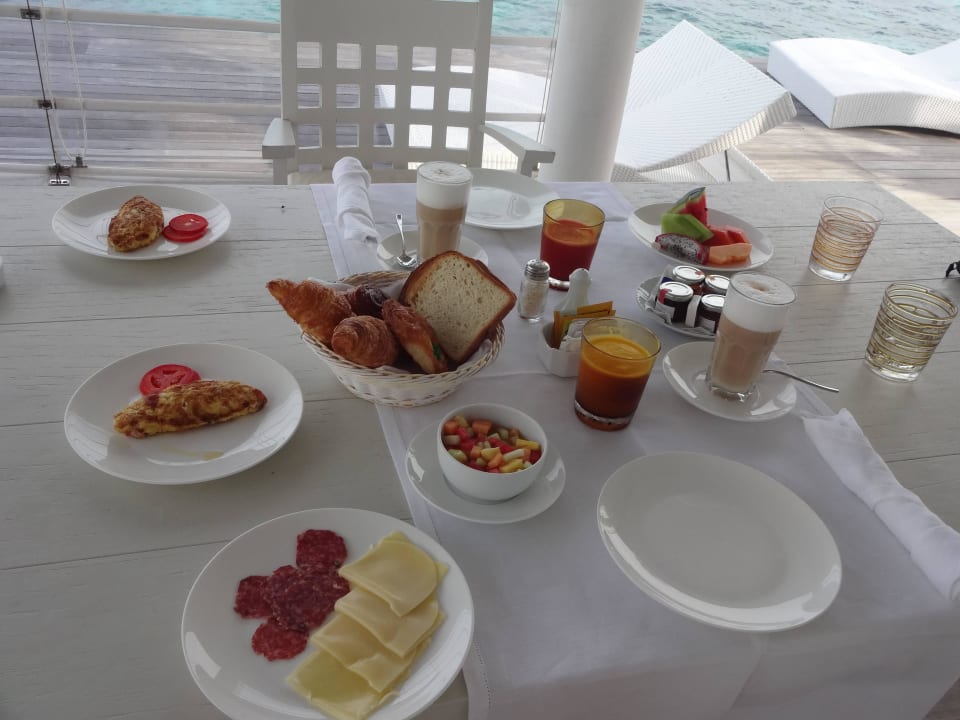 Frühstück auf der Wasservilla Diamonds Thudufushi