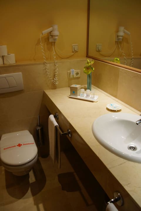 Bad wirkt ziemlich alt viel Abstellmöglichkeiten Grupotel Playa de Palma Suites & Spa