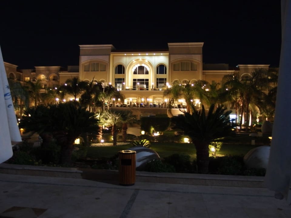 Hauptgebäude bei Nacht - Restaurant Premier Le Reve Hotel & Spa