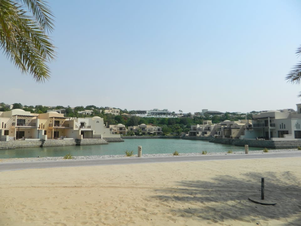 Hotelanlage vom Strand aus betrachtet The Cove Rotana Resort
