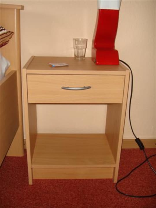 10 € Nachttisch aus dem "Baumarkt" Hotel Domhof