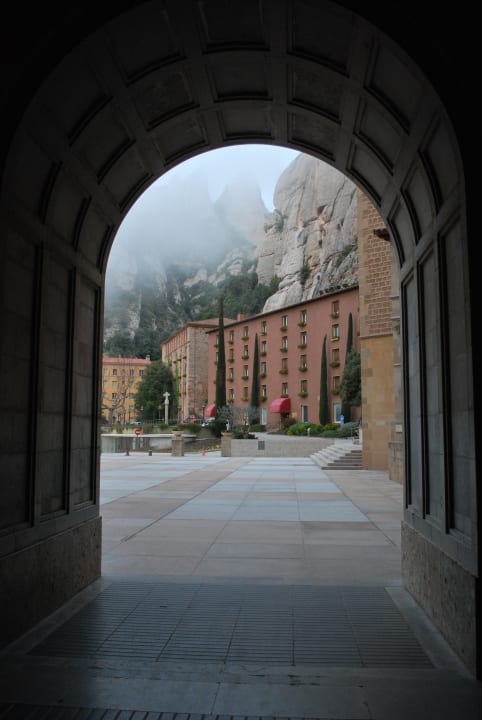 Hotel vor Bergen in Wolken Hotel Abat Cisneros