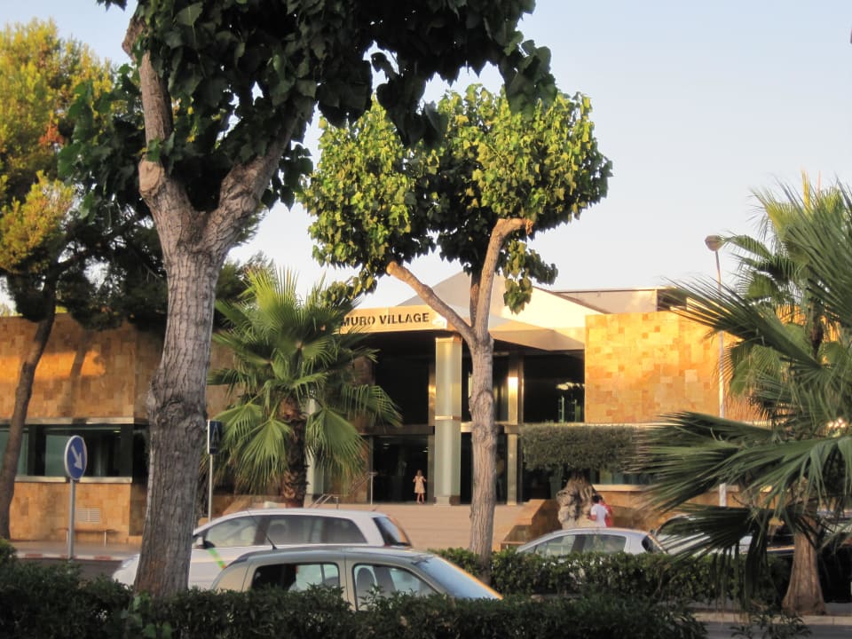 Anlage von der Straße aus Iberostar Selection Playa de Muro Village