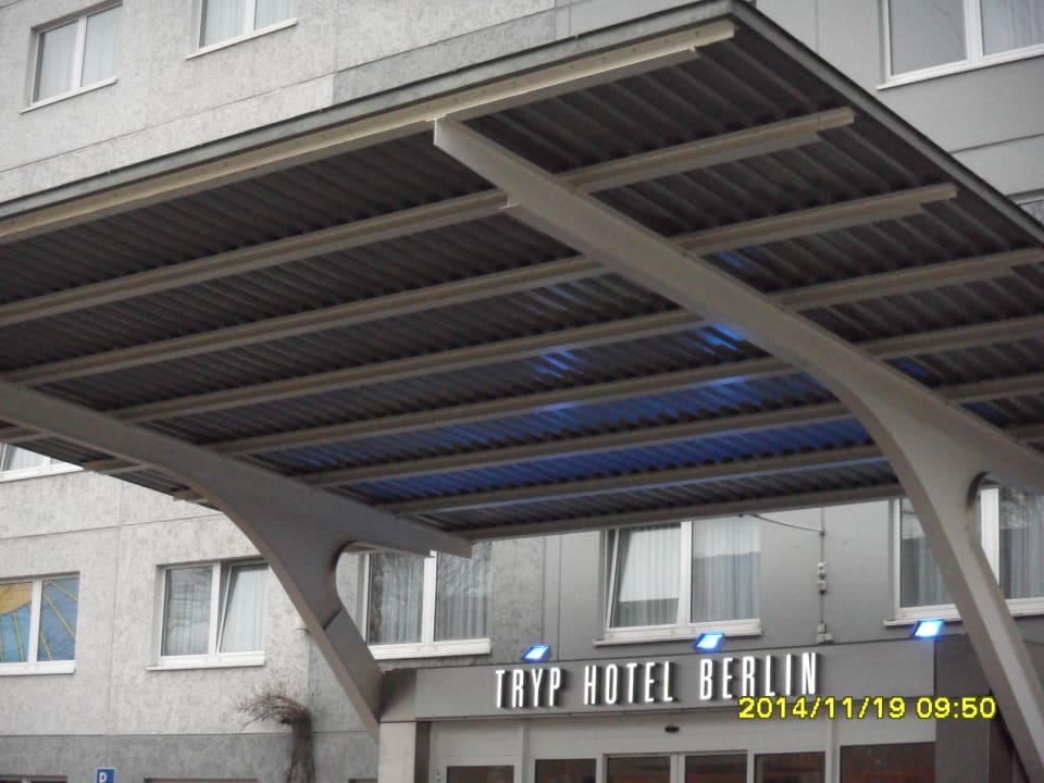 Frontansicht - überdachter Eingangsbereich Good Morning + Berlin City East