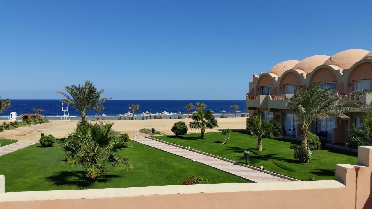 Blick von der Rutsche zum Strand  Three Corners Sea Beach Resort