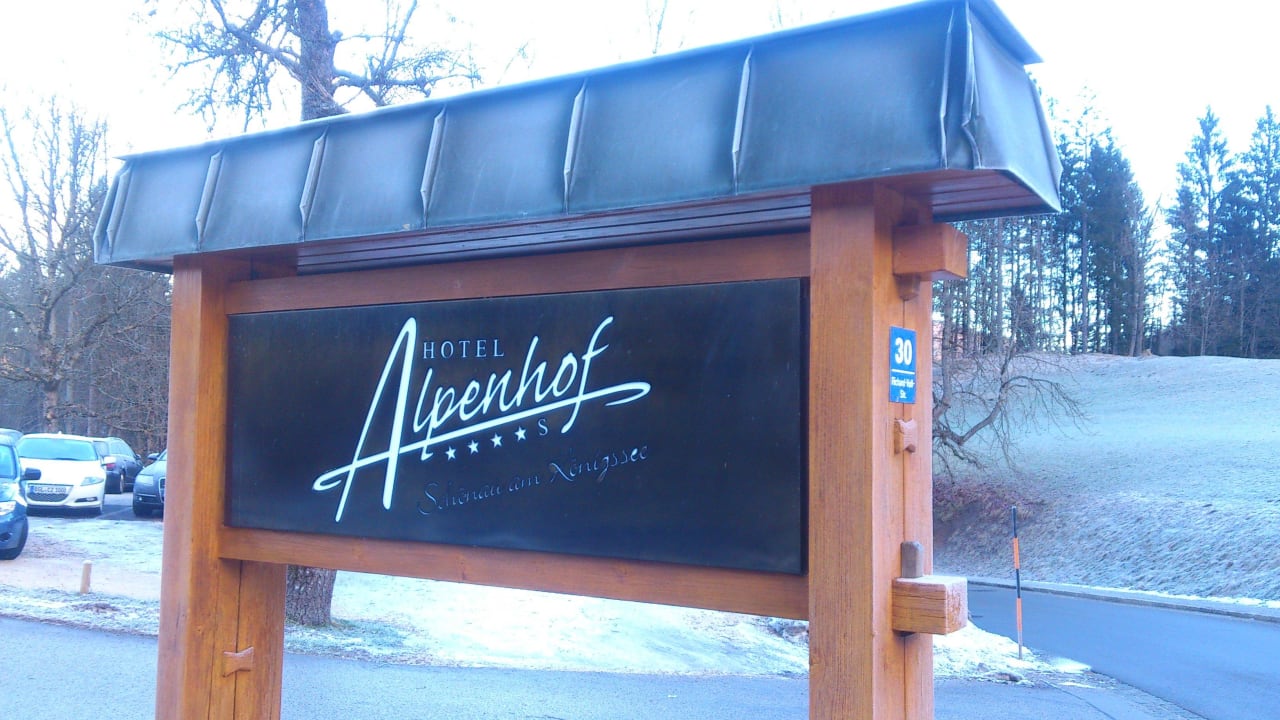 Einfahrt Alm- & Wellnesshotel Alpenhof