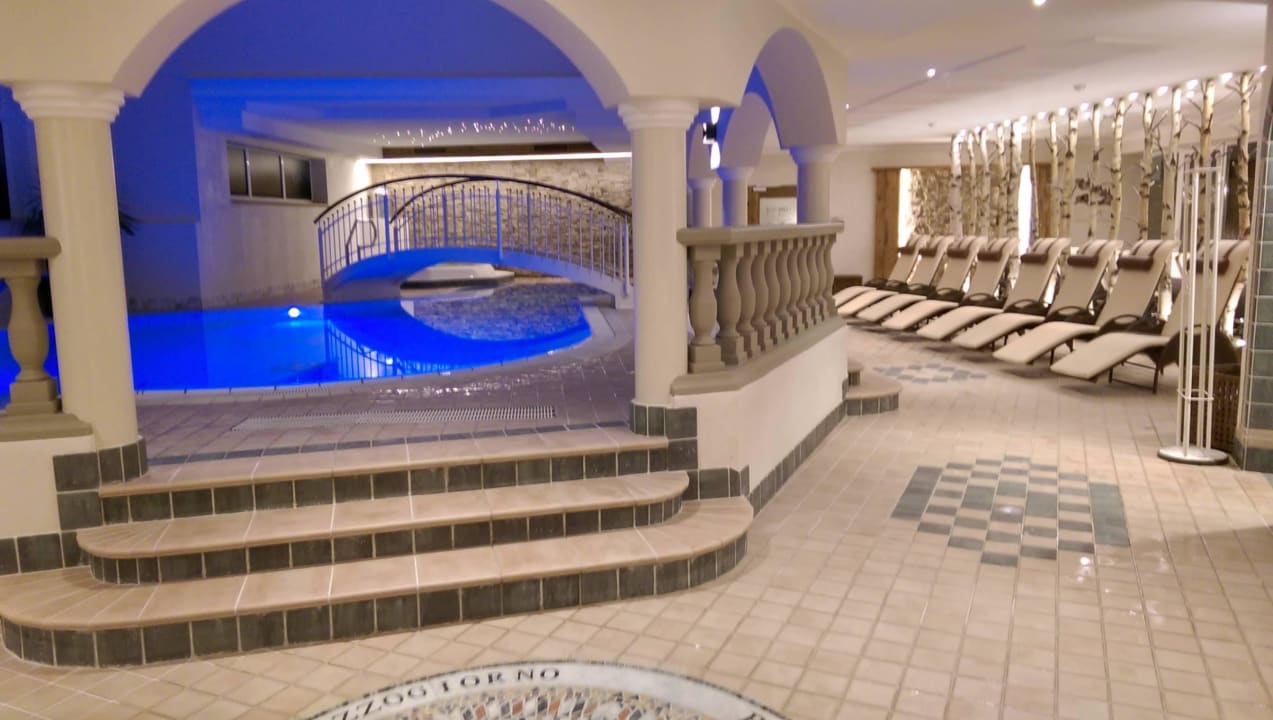 Pool und Liegebereich Wellnessresort Vier Jahreszeiten