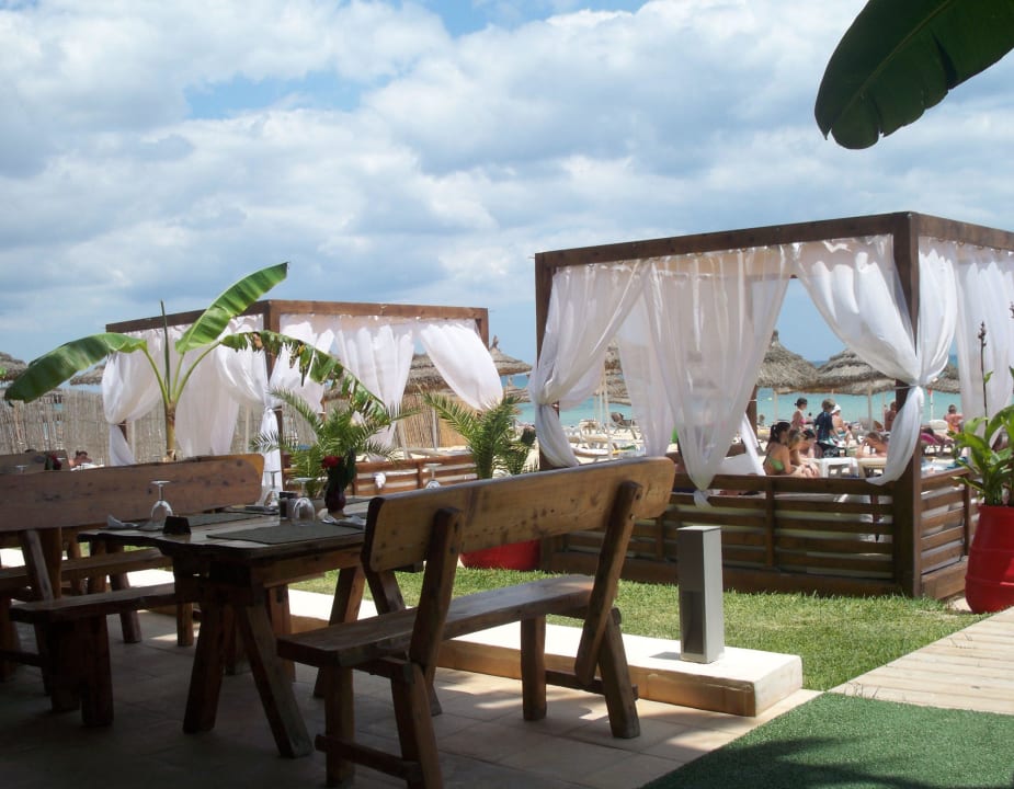 Beachbar bei Tag Hotel Royal Nozha