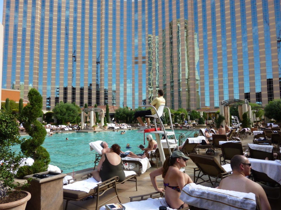 Blick von der Liege auf den Pool und das Hotel The Venetian Resort & Casino