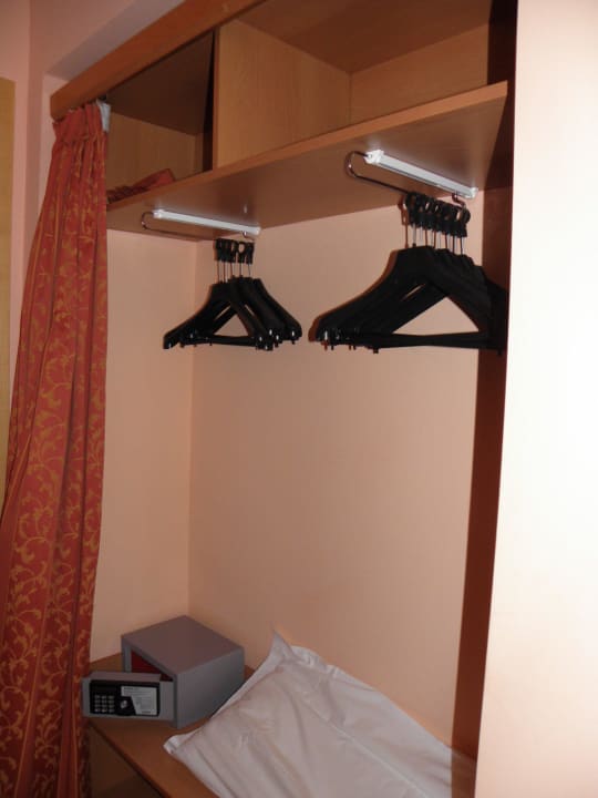 Kleiderschrank Hotel Villa Paradiso