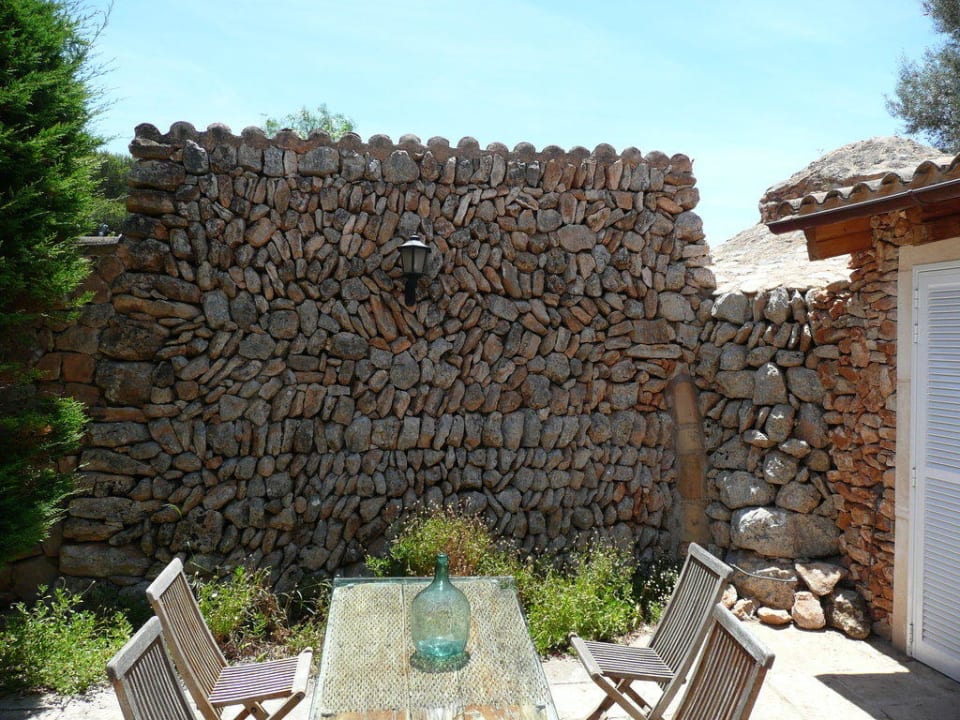 Sitzplatz mit alter Bodega im Hintergrund Finca La Verana