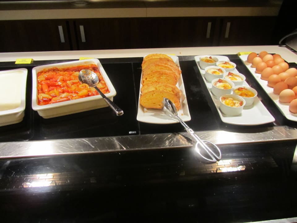 Die Hälfte des Frühstücksbuffet Hotel Wellamarin