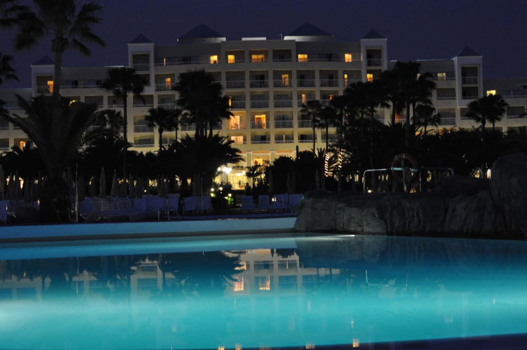Pool am Abend mit Blick auf das Hotel Hotel Riu Gran Canaria