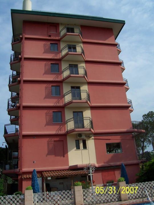 Rücksteite zum Pool Hotel Frank