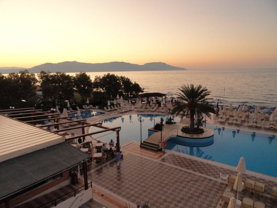 Pool Hydramis Palace Beach Resort