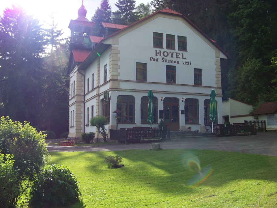 Mitten in der Natur gelegen, mit vielen Wanderwegen Hotel pod Šikmou Věží