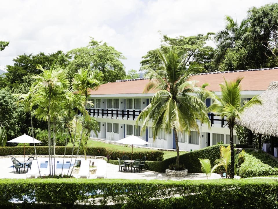 Fachada y áreas verdes Hotel Mision Palenque