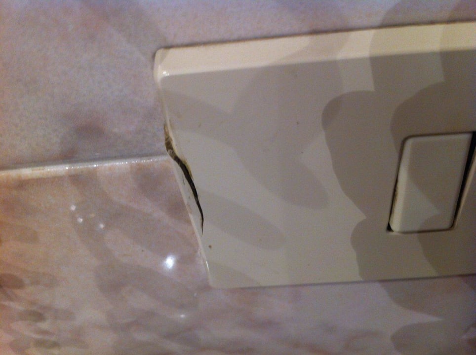 Verschmutze, beschädigte Lichtschalter STROBLHOF Active Family SPA Resort