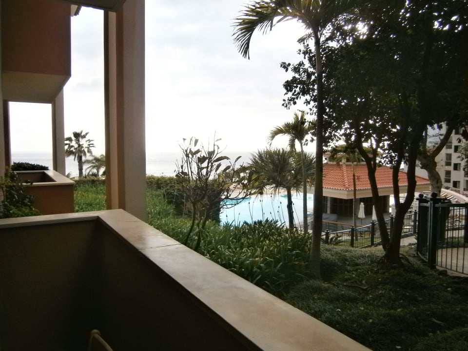 Pool- und Meeresblick (Kamera hat überbelichtet)  Pestana Royal Premium All Inclusive Ocean & Spa Resort