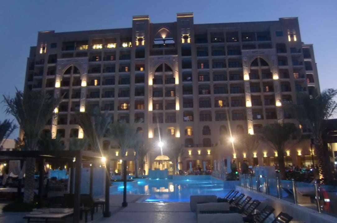 Haupthaus am Abend DoubleTree by Hilton Resort & Spa Marjan Island