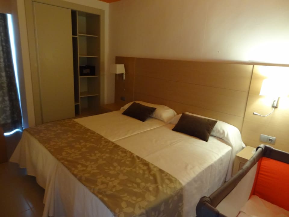 App. 623, Schlafzimmer mit Babybett Hipotels Mediterraneo Club
