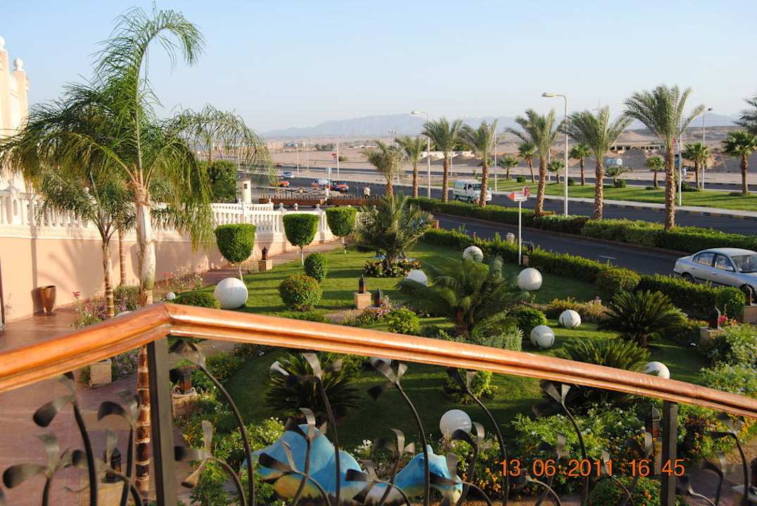 Záhrada pred hotelom Pickalbatros Palace Resort