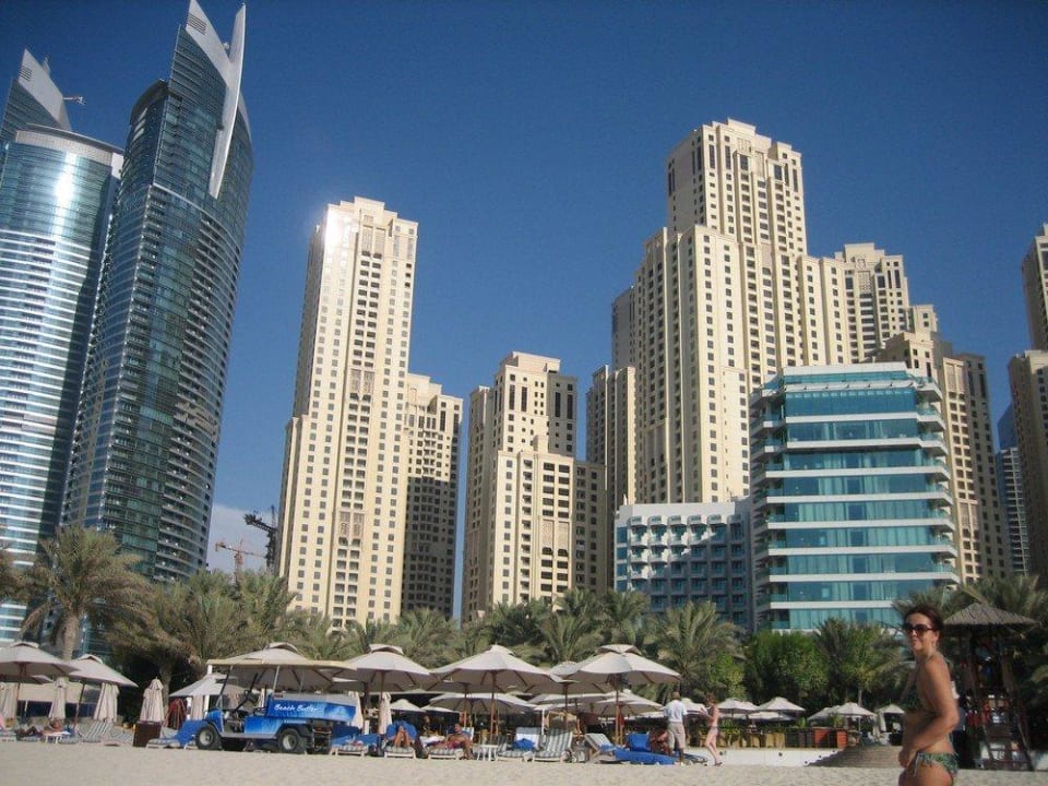 Rechts das Hilton Hilton Dubai Jumeirah