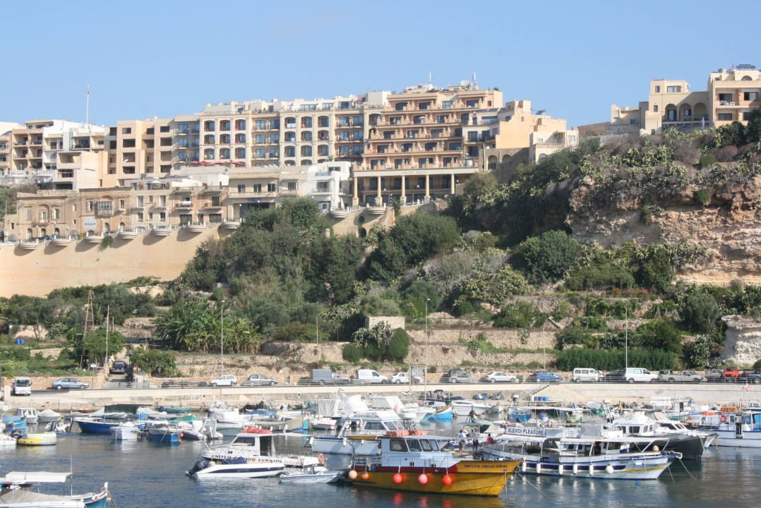 Blick vom Hafen zum Hotel Grand Hotel Gozo