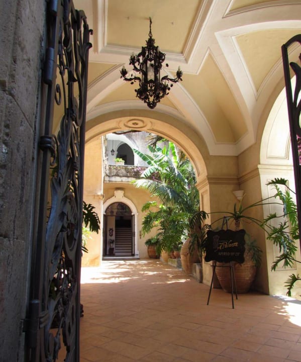Entrance Hotel Palazzo Murat