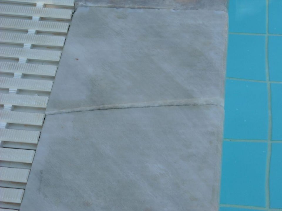 Defekte Fliesen am Pool Mitsis Rodos Village