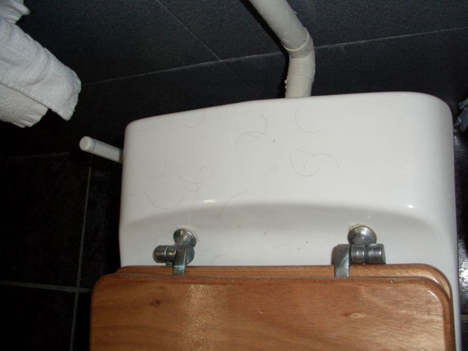 Nicht peputzte Toilette HARPIN Georgioupolis Resort Aquapark & SPA