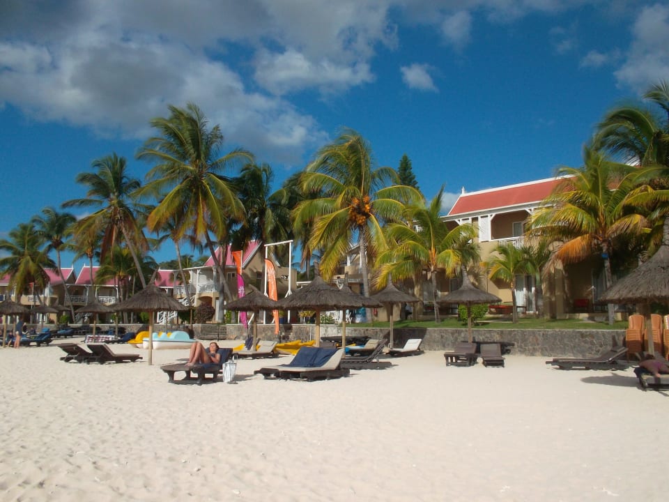 Blick vom Strand auf Hotelanlage Hotel Villas Caroline