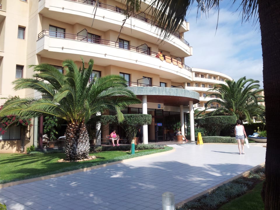 Hotelgebäude 1 mit Eingang allsun App.-Hotel Orient Beach