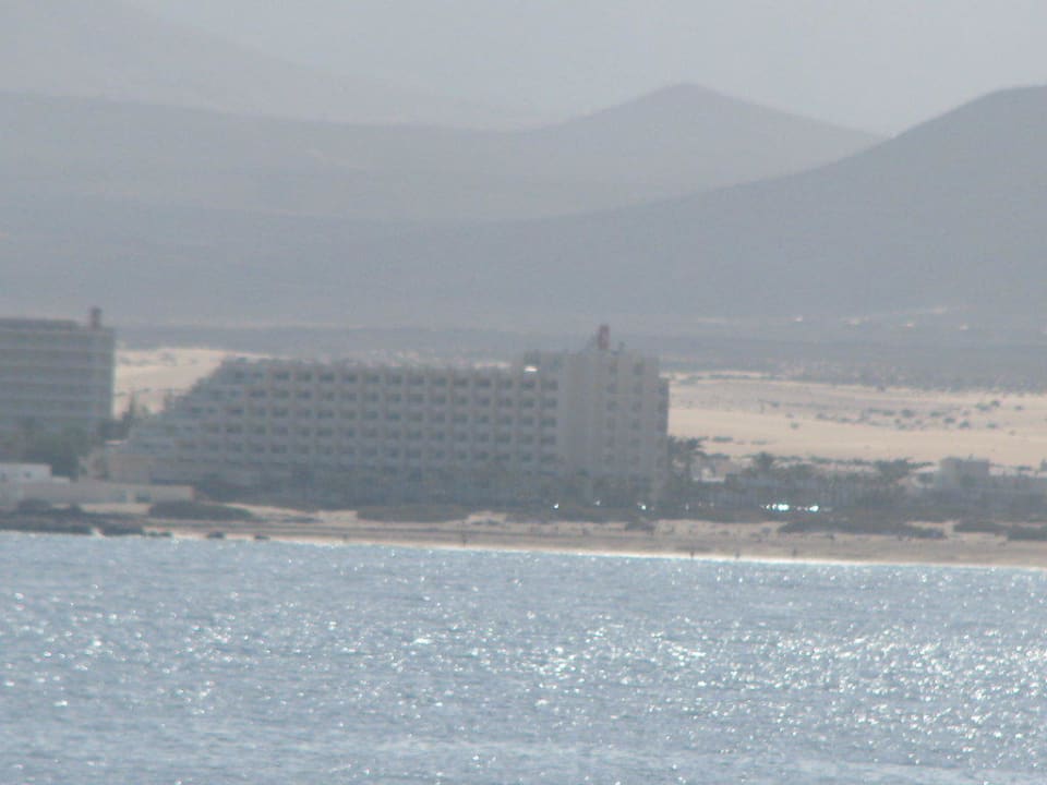 Blick von Los Lobos zum Hotel Hotel Riu Palace Tres Islas