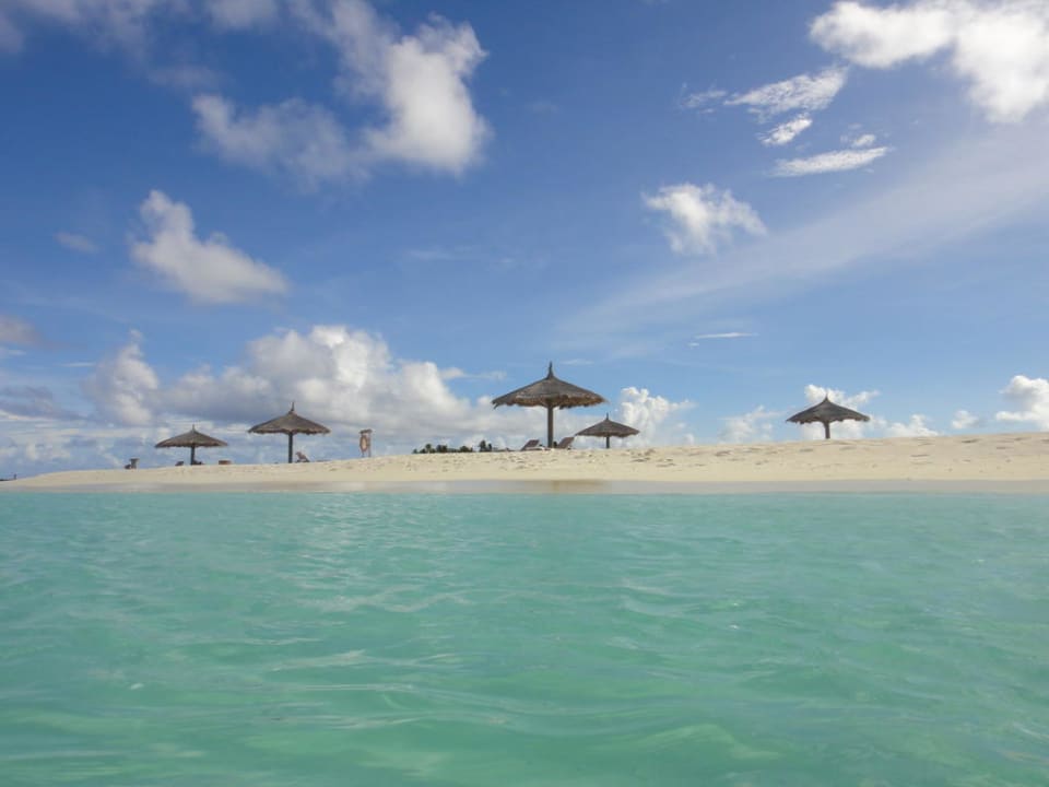 La plage vue de l'océan Veligandu Maldives Resort Island