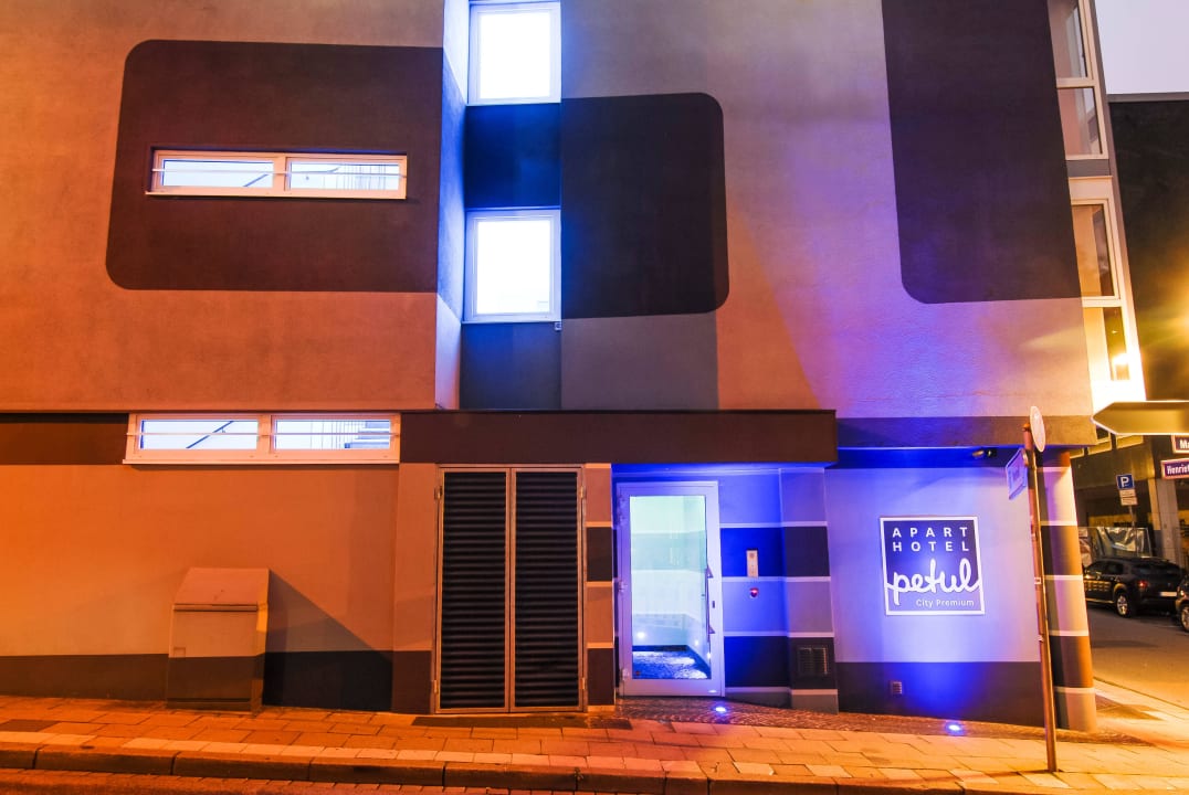 Eingang Aparthotel Petul City Premium