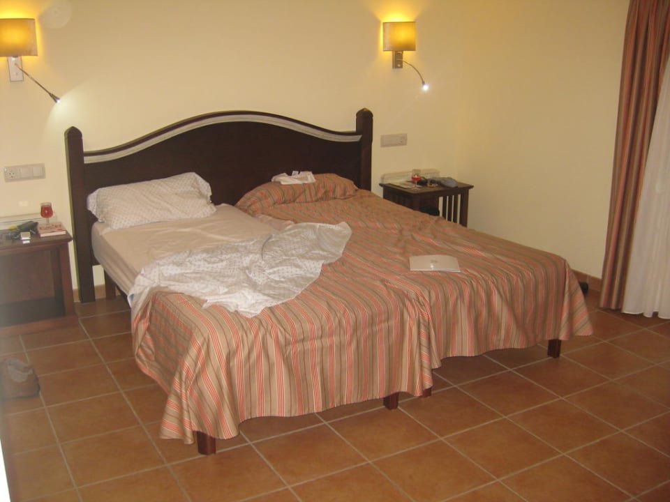 Doppelbett im renovierten Doppelzimmer Hotel Sa Bassa Plana