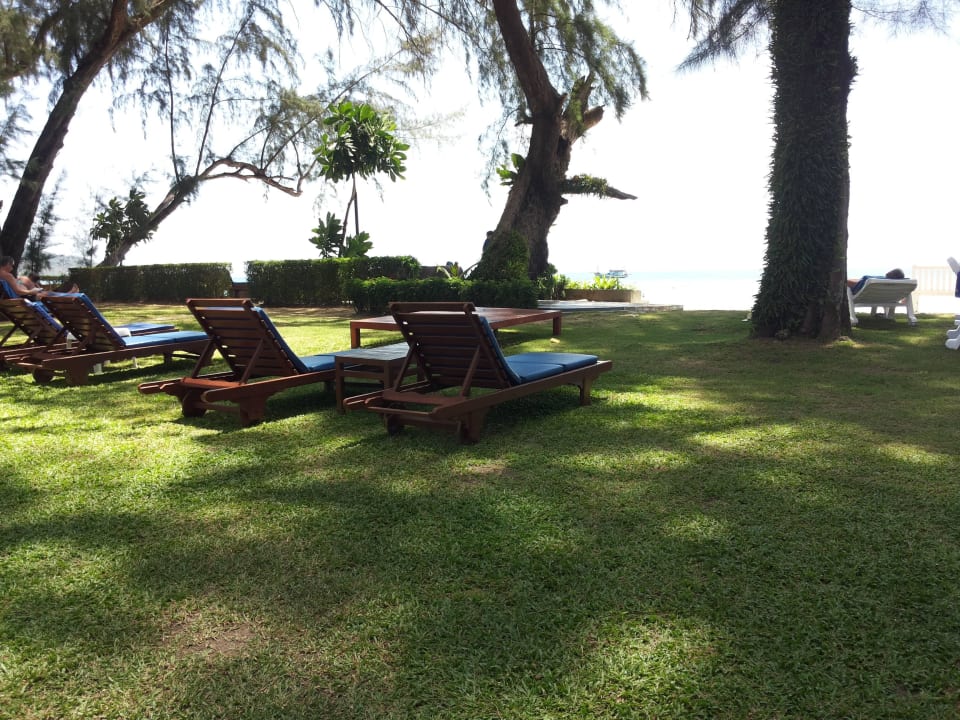 Liegeplatz im Schatten Dusit Thani Krabi Beach Resort